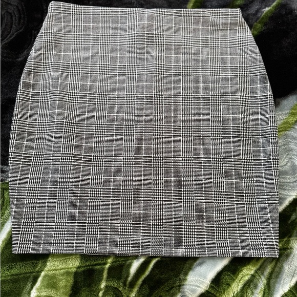 white and Black Plaid Mini Skirt - Picture 5 of 5